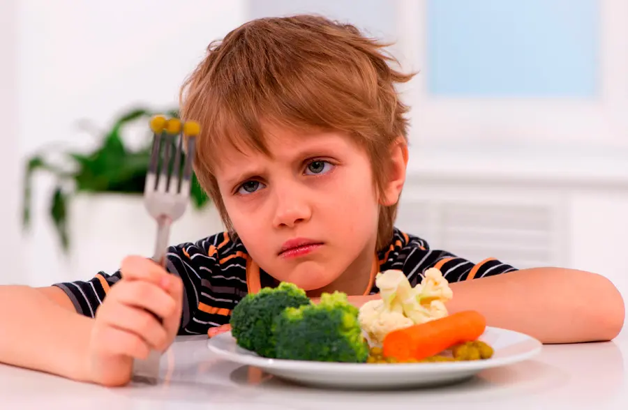 Criança recusando alimentos no prato, situação comum em alimentação seletiva infantil