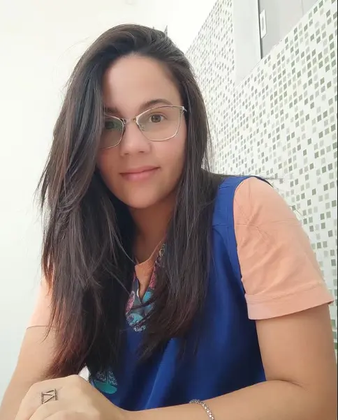 Psicóloga infantil Renata Albuquerque do Prado em ambiente de atendimento clínico