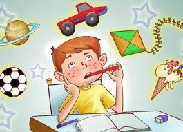 Menino com expressão de desatenção, ilustrando dificuldades relacionadas ao TDAH em crianças